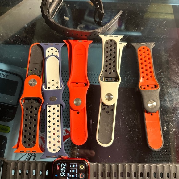 Red Apple Watch Series 6 - Picture 7 of 7